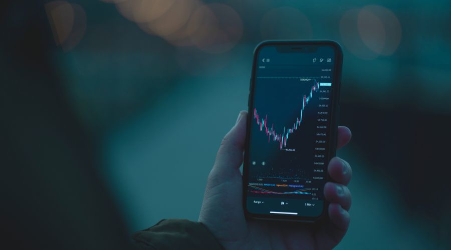 Live Trading Contest Versus Demo Trading Contest - Which is Better? Find out the top 5 pros and cons of each style of trading contest.